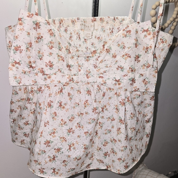 Chic Floral Camisole with Bow Detail - Picture 7 of 9